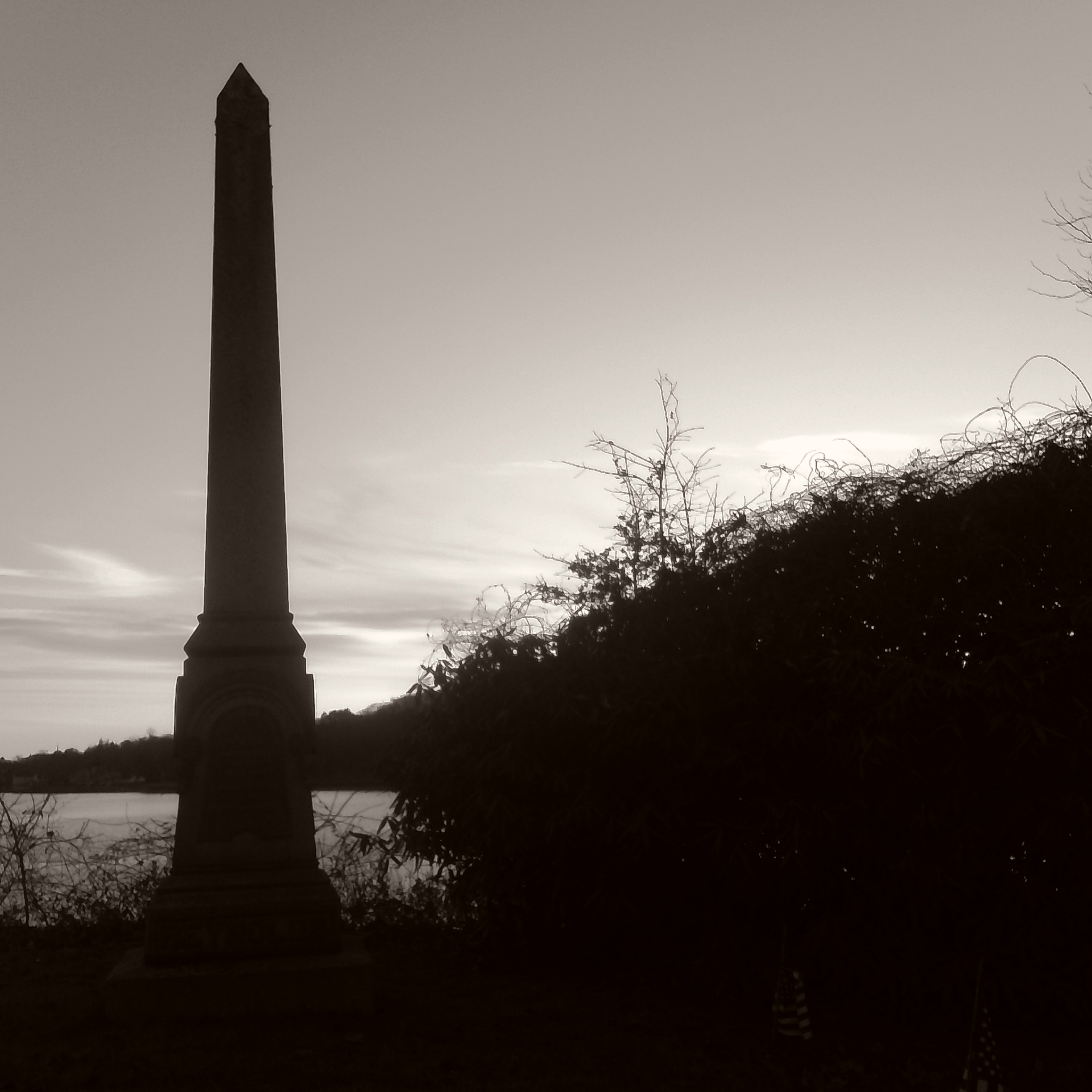 a picture of a gravestone obelisk